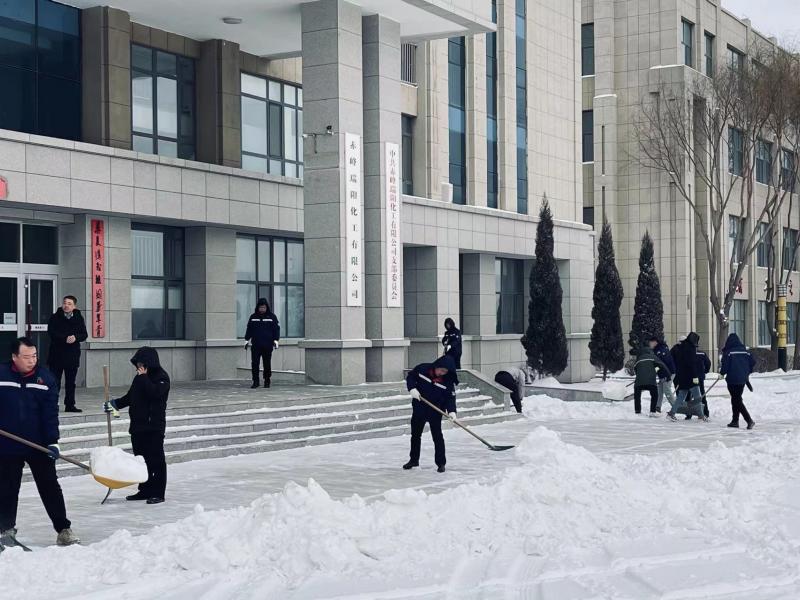 不畏嚴寒，除雪保安全出行